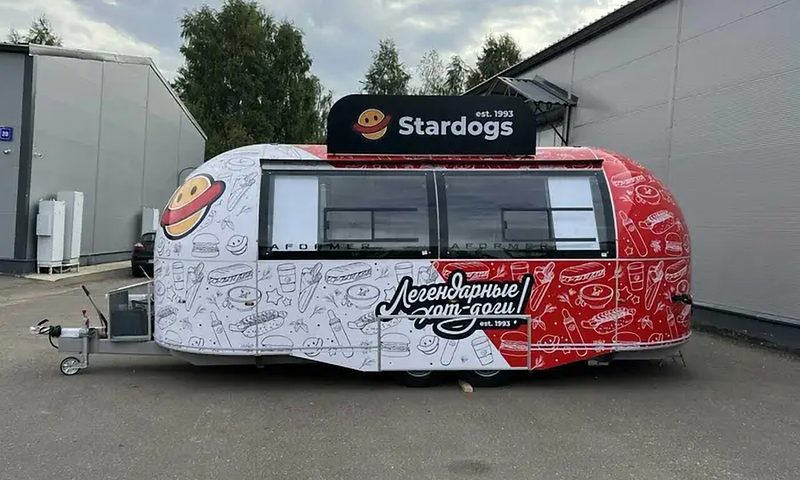 Фудтрак Stardogs с обтекаемым корпусом, на раме окна надпись Aformer