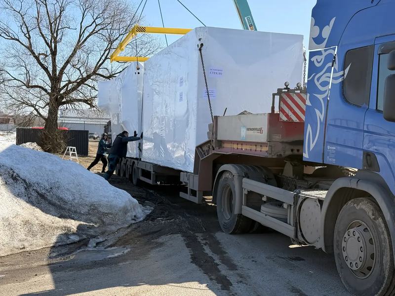 Модули Aformer в защитной плёнке грузят на трал