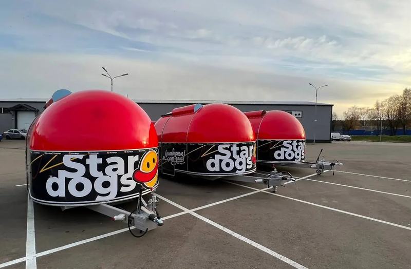 Три фудтрака Stardogs у завода Aformer